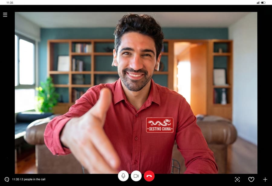 foto de un asesor de viajes de Destino china en video llamada