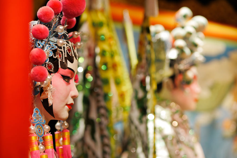 Mujeres con vestimenta de China en el teatro de Pekin