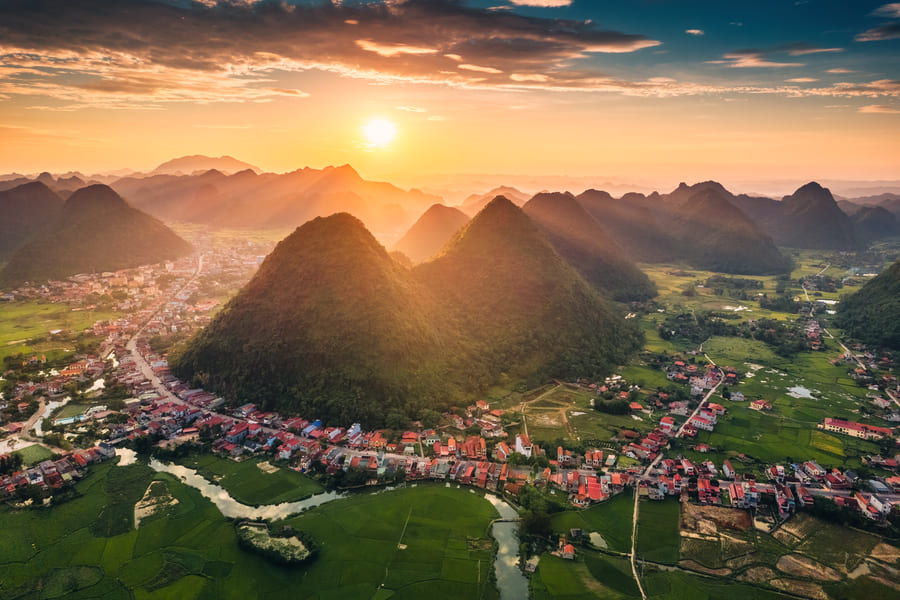Paisaje de Yangshuo en china, se ve el atardecer sobre las montañas, toma aerea