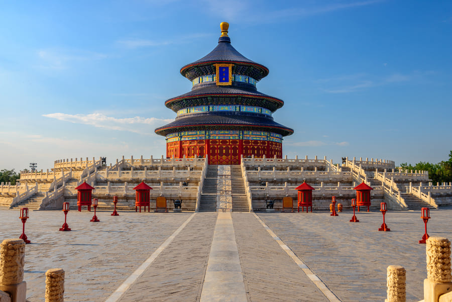 Fofo de beijing con cielo azulado