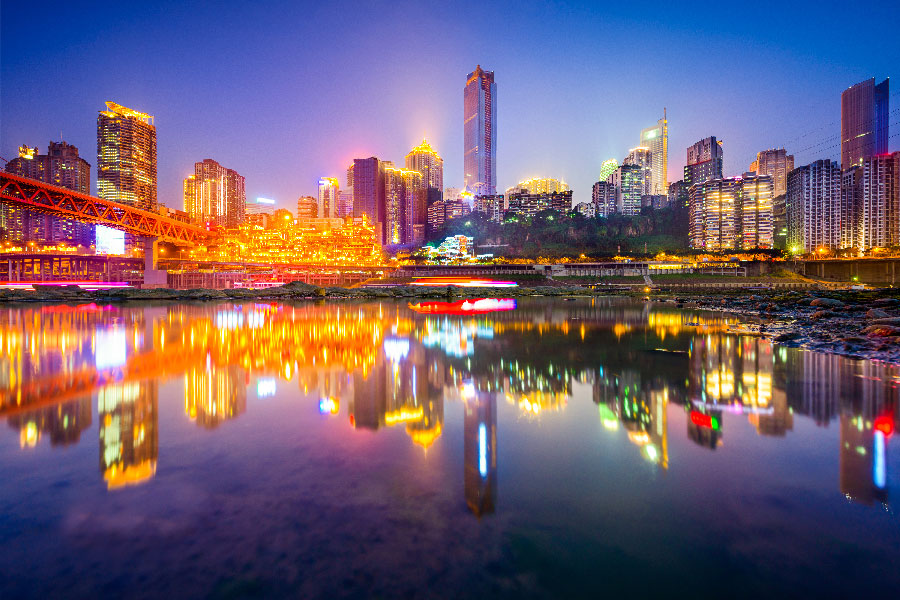 Paisaje de Chongqing nocturno, ciudad iluminada y se refleja en el lago