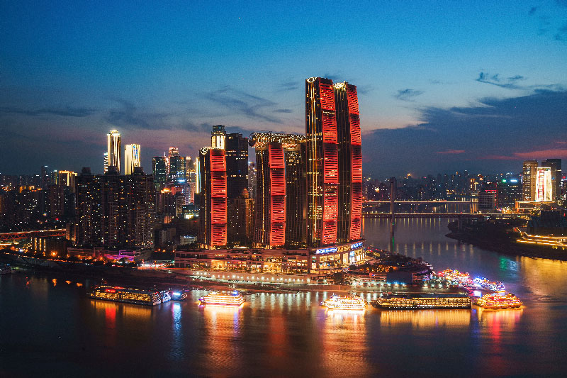 Foto de la megaciudad vertical chongquing iluminada, atardecer azulado